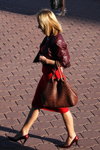 Straßenmode in Gomel. 08/2012 (Looks: braune Handtasche, rotes anliegendes Kleid, rote Pumps)