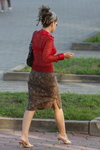 Moda uliczna w Homlu. Sierpień 2012 (ubrania i obraz: bluzka czerwona gipiurowa)