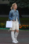 Вулична мода в Гомелі. Серпень 2012 (наряди й образи: білі перфоровані чоботи, біла сукня, сіня джинсова куртка)