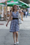 Straßenmode in Gomel. 08/2012 (Looks: bedrucktes Kleid)