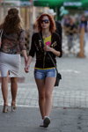 Moda en la calle en Gómel. 08/2012 (looks: , top amarillo estampado, short denim azul claro, gafas de sol)
