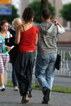 Вулична мода в Гомелі. Серпень 2012 (наряди й образи: червоний топ, блакитні джинси)