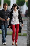 Вулична мода в Гомелі. Серпень 2012 (наряди й образи: сіні джинси, біла блуза, червоні джинси)