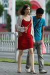 Straßenmode in Gomel. 08/2012 (Looks: rotes Kleid)