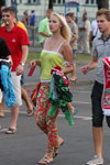 Фотофакт: футбольные болельщики (наряды и образы: цветочные легинсы, салатовый топ, блонд (цвет волос))