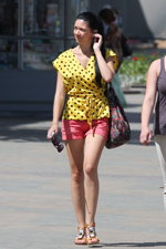 Уличная мода в Минске. Июль 2012 (наряды и образы: шорты цвета фуксии, желтая блуза в горошек)