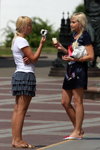 Вулична мода в Мінську. Липень 2012 (наряди й образи: білий топ, антрацитова спідниця міні, блонд (колір волосся), тілесні колготки в сітку, сіня сукня, білі балетки)