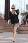 Moda uliczna w Mińsku. Lipiec 2012 (ubrania i obraz: pulower czarny, szorty w kolorze kawa z mlekiem, okulary przeciwsłoneczne)
