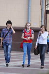 Moda en la calle en Minsk. 07/2012 (looks: vaquero azul, camisa de cuadros)