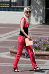 Straßenmode in Minsk. 07/2012 (Looks: rote Hose, schwarze Sandaletten, blonde Haare, Sonnenbrille)