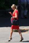 Moda en la calle en Minsk. 07/2012 (looks: vestido rojo, bolso negro, zapatos de tacón negros)