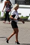 Straßenmode in Minsk. 07/2012 (Looks: blonde Haare, weiße Bluse, schwarzer Mini Rock, schwarze Pumps)