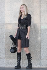 Вулична мода в Мінську. Жовтень 2012 (наряди й образи: чорне смугасте пальто, чорні чоботи, чорна сумка, чорна сукня міні, блонд (колір волосся), чорні трикотажні гетри)