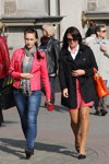 Straßenmode in Minsk. 10/2012 (Looks: Fuchsia Blazer, blaue Jeans, schwarze Handtasche, hautfarbene transparente Strumpfhose, weiße Bluse, Fuchsia Mini Rock)