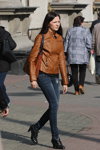 Вулична мода в Мінську. Жовтень 2012 (наряди й образи: коричнева сумка, сіні джинси, чорні ботильйони, коричнева шкіряна куртка)