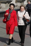 Уличная мода в Минске. Октябрь 2012 (наряды и образы: красное пальто, чёрные брюки)