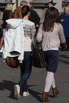 Moda uliczna w Mińsku. 10/2012 (ubrania i obraz: sweter z ornamentem biały, jeansy niebieskie, spódnica niebieska, rajstopy białe, botki damskie brązowe)