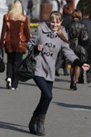 Уличная мода в Минске. Октябрь 2012 (наряды и образы: синие джинсы, чёрная сумка)