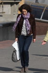 Уличная мода в Минске. Октябрь 2012 (наряды и образы: коричневый жакет, синие джинсы, серая сумка)