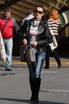 Уличная мода в Минске. Октябрь 2012 (наряды и образы: синие джинсы, чёрные сапоги, чёрная кожаная куртка)