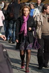 Уличная мода в Минске. Октябрь 2012 (наряды и образы: чёрная куртка, чёрные колготки, баклажановая сумка)