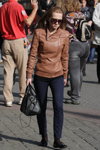 Вулична мода в Мінську. Жовтень 2012 (наряди й образи: сіні брюки, сонцезахисні окуляри, чорна сумка, коричнева шкіряна косуха)