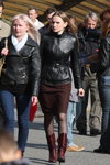 Вулична мода в Мінську. Жовтень 2012 (наряди й образи: коричнева спідниця, чорні колготки, бордові чоботи, чорна шкіряна куртка)