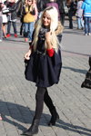 Moda uliczna w Mińsku. 10/2012 (ubrania i obraz: palto niebieskie, blond (kolor włosów))
