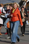 Straßenmode in Minsk. 10/2012 (Looks: himmelblaue Jeans, orange Lederjacke)