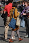 Moda en la calle en Minsk. 10/2012 (looks: pantis grises, abrigo amarillo)