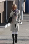 Straßenmode in Minsk. 10/2012 (Looks: grauer Mantel, weiße Jeans, schwarze Stiefel, schwarze Handtasche)