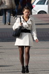 Straßenmode in Minsk. 10/2012 (Looks: weißer Mantel, schwarze transparente Strumpfhose, schwarze Handtasche, schwarze Stiefeletten)