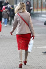 Moda uliczna w Mińsku. 11/2012 (ubrania i obraz: spódnica czerwona koronkowa, skórzane rękawiczki czerwone, wełniane getry szare)