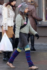 Уличная мода в Минске. Ноябрь 2012 (наряды и образы: серая шапка, чёрные перчатки, полосатые разноцветные шерстяные гетры)