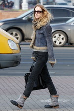 Уличная мода в Минске. Ноябрь 2012 (наряды и образы: синяя дублёнка, серые сапоги)