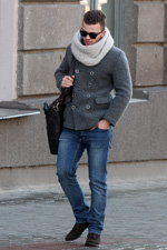 Уличная мода в Минске. Ноябрь 2012 (наряды и образы: синие джинсы, солнцезащитные очки, серый шарф-хомут)