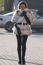Straßenmode in Minsk. 11/2012 (Looks: weißer Pelzmantel, schwarze Handschuhe, weißer Schal, schwarzer Gürtel)