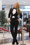 Уличная мода в Минске. Ноябрь 2012 (наряды и образы: чёрный брючный костюм, белая блуза, чёрные ботильоны, чёрный галстук-бабочка)