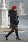 Moda en la calle en Minsk. 11/2012 (looks: boina roja, chaqueta negra, falda gris, botas negras)