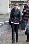 Вулична мода в Мінську. Листопад 2012 (наряди й образи: чорна стьобана куртка, чорні легінси, чорні рукавички)