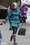 Вулична мода в Мінську. Листопад 2012 (наряди й образи: картате пальто, сірі чоботи, сіра сумка)