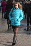 Уличная мода в Минске. Ноябрь 2012 (наряды и образы: бирюзовая стёганая куртка, серые джинсовые шорты, коричневые фантазийные колготки, серые сапоги)