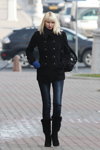 Moda uliczna w Mińsku. 11/2012 (ubrania i obraz: jeansy niebieskie, kozaki czarne, palto czarne, blond (kolor włosów))