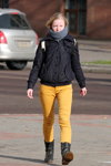 Уличная мода в Минске. Ноябрь 2012 (наряды и образы: желтые джинсы, чёрные сапоги, серый шарф, чёрная куртка)
