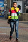 Уличная мода в Минске. Ноябрь 2012 (наряды и образы: полосатая куртка, синие джинсы)