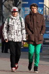 Вулична мода в Мінську. Листопад 2012 (наряди й образи: чорно-біла куртка, чорні штани, бордові кросівки, коричнева куртка, зелені штани)