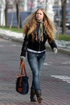 Moda uliczna w Mińsku. 11/2012 (ubrania i obraz: jeansy niebieskie, kurtka czarna, torebka niebieska)