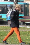 Уличная мода в Минске. Ноябрь 2012 (наряды и образы: чёрные ботинки, рыжие брюки)