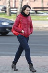 Straßenmode in Minsk. 11/2012 (Looks: rote Handtasche, blaue Jeans)