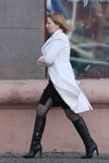 Уличная мода в Минске. Ноябрь 2012 (наряды и образы: чёрные сапоги, чёрные прозрачные колготки, белое пальто)